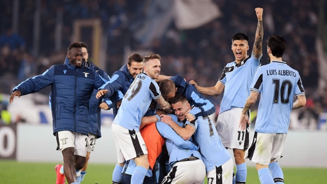 Lazio naik ke urutan kedua klasemen Liga Italia usai mengalahkan Inter Milan 2-1. Foto: REUTERS/Alberto Lingria