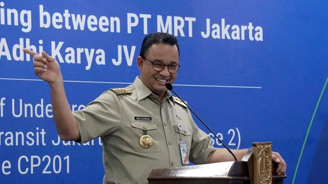 Gubernur DKI Jakarta Anies Baswedan memberi sambutan di acara Penandatanganan kontrak kerja sama pembangunan MRT Fase 2 di Stasiun MRT Bundaran HI. Foto: Fanny Kusumawardhani/kumparan