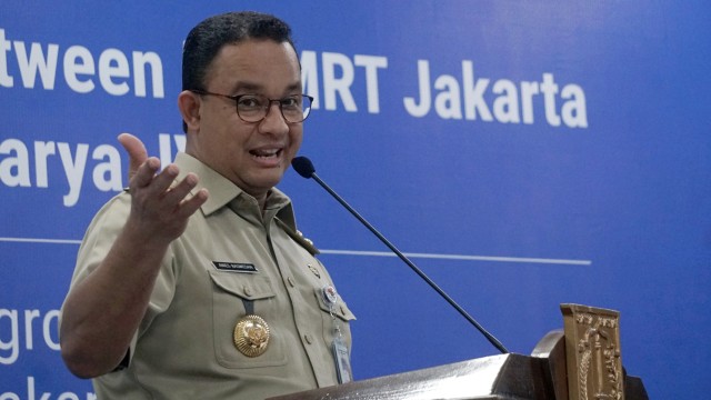 Gubernur DKI Jakarta Anies Baswedan memberi sambutan di acara Penandatanganan kontrak kerja sama pembangunan MRT Fase 2 di Stasiun MRT  Bundaran HI. Foto: Fanny Kusumawardhani/kumparan