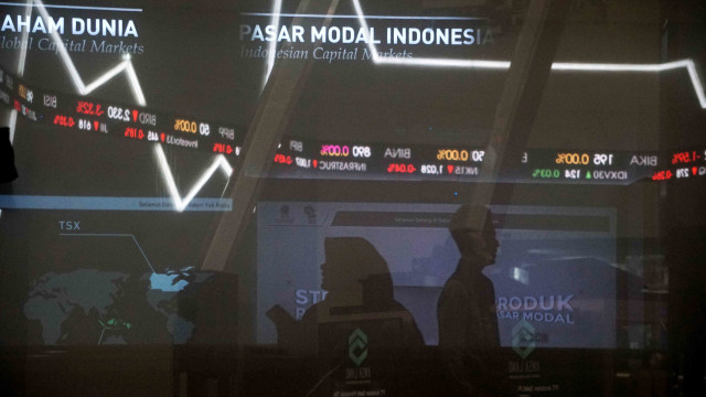 Investor melihat layar monitor Indeks Harga Saham Gabungan (IHSG). Foto: Irfan Adi Saputra/kumparan