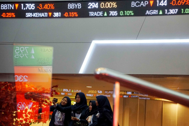 Investor melihat layar monitor Indeks Harga Saham Gabungan (IHSG). Foto:  Irfan Adi Saputra/kumparan