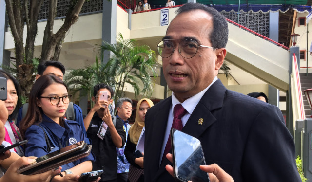 Menteri Perhubungan Budi Karya Sumadi menjawab pertanyaan wartawan. Foto: Arfiansyah Panji Purnandaru/Kumparan