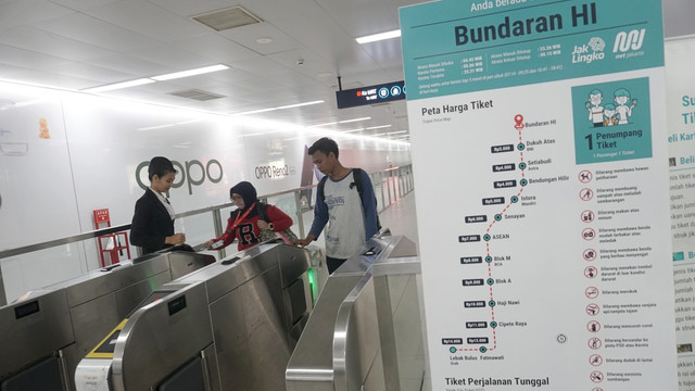 Ilustrasi pengguna MRT. Foto: Fanny Kusumawardhani/kumparan