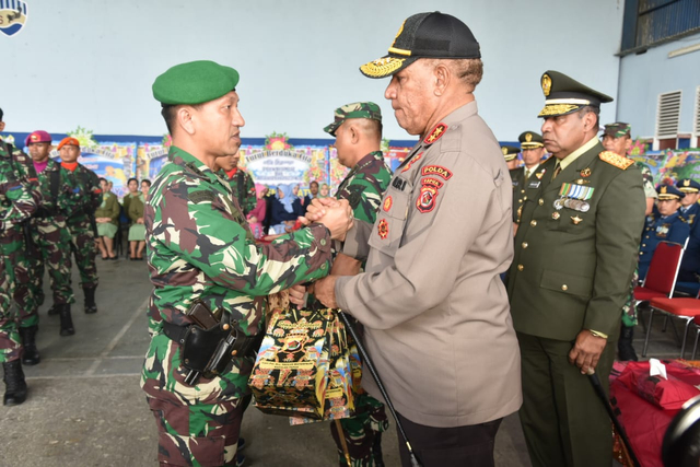 Kapolda Papua, Irjen Pol Paulus Waterpauw saat menyerahkan santunan kepada keluarga korban MI 17 yang jatuh di Pegunungan Mandala, Pegunungan  Bintang. (Dok: Polda Papua)