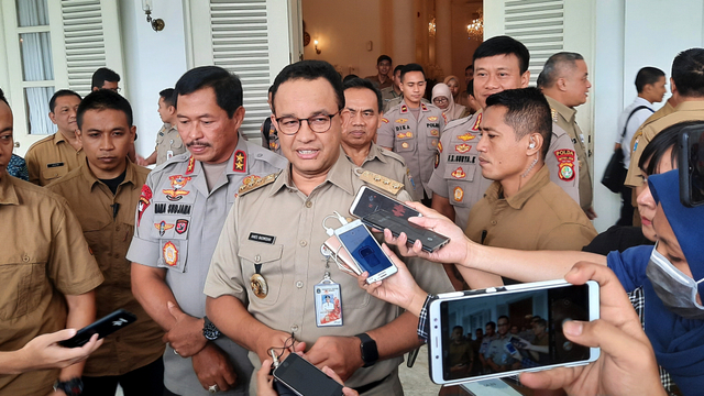 Kapolda Metro Jaya Irjen Nana Sudjana (kedua kiri) menyambangi kantor Gubernur DKI Jakarta Anies Baswedan di Balai Kota, Jakarta, Senin (17/2). Foto: Efira Tamara/kumparan