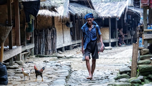 Warga Baduy melintas di Kampung Baduy Luar, Lebak, Banten. Foto: Helmi Afandi/kumparan