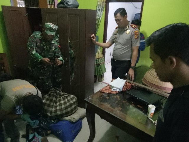 POLISI lakukan olah Tempat Kejadian Perkara (TKP) di rumah ayah yang bunuh anak kandungnya sendiri gara-gara dapat bisikan dari genderuwo, Senin, 17 Februari 2020. 
