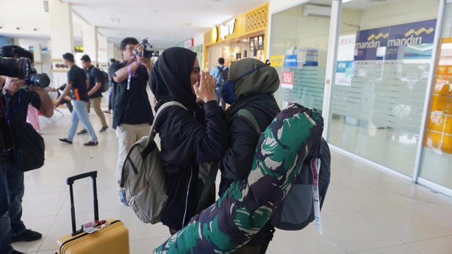 Pertemuan WNI dengan keluarga setelah observasi akibat virus corona. Foto: Zuhri Noviandi/kumparan