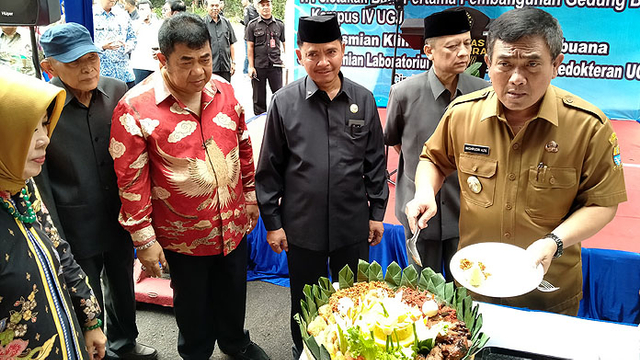 Wali Kota Cirebon Nasrudin Azis meresmikan klinik tes DNA di Fakultas Kedokteran Universitas Gunung Jati (UGJ) Cirebon. (Juan)