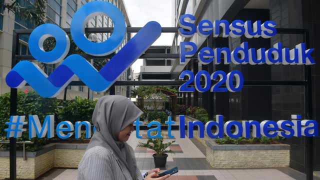 Seorang perempuan melintas di depan tulisan "Sensus Penduduk 2020" di Kantor Badan Pusat Statistik (BPS) Jakarta.  Foto: ANTARA FOTO/M Risyal Hidayat