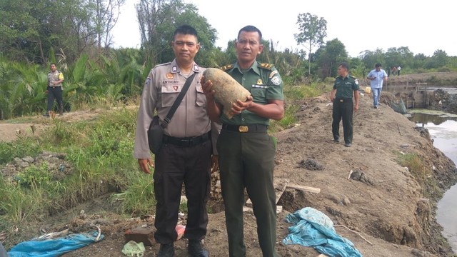Bom mortir yang diduga bekas peninggalan masa perang Jepang ditemukan di tambak milik warga di Banda Aceh, Senin (17/2). Foto: Dok. Polresta Banda Aceh