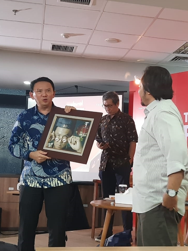 Ahok menerima karikatur dalam acara "Ngobrol Tempo bertema Titik Balik dari Penjara" Foto: Andreas Ricky Febrian/kumparan