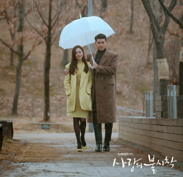 Gaya stylish Son Ye Jin di drama Korea Crash Landing on You. Foto: dok. tvN