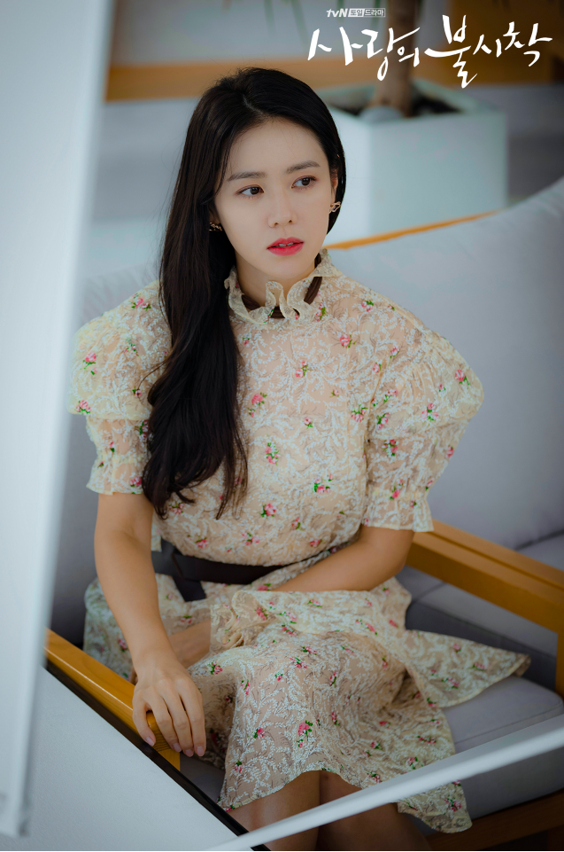 Gaya stylish Son Ye Jin di drama Korea Crash Landing on You. Foto: dok. tvN