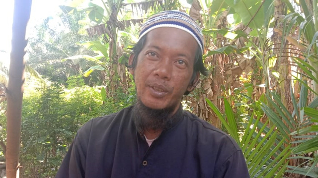 Rusli, pawang buaya asal Desa Babana, Kabupaten Mamuju Tengah, Sulawesi Barat. Foto: Awal Dion/sulbarkini