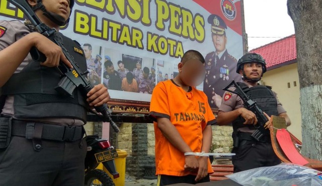 Fa (tangan diborgol) saat diamankan di Mapolres Blitar Kota. Dok: Jatimnow