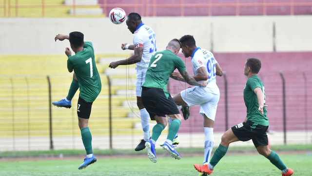 Aksi para pemain Persib Bandung saat melawan PSS Sleman di laga uji tanding. Foto: dok. Media Persib