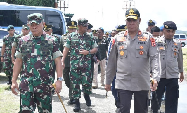 Panglima Komando Gabungan Wilayah Pertahanan (Pangkogabwilhan), III Letjen TNI Ganip Warsito bersama Kapolda Papua, Irjen Pol Paulus Waterpauw pada pelepasan 8 jenazah korban heli MI 17 di Base Ops Lanud Silas Papare Jayapura. (Dok: Polda Papua) 
