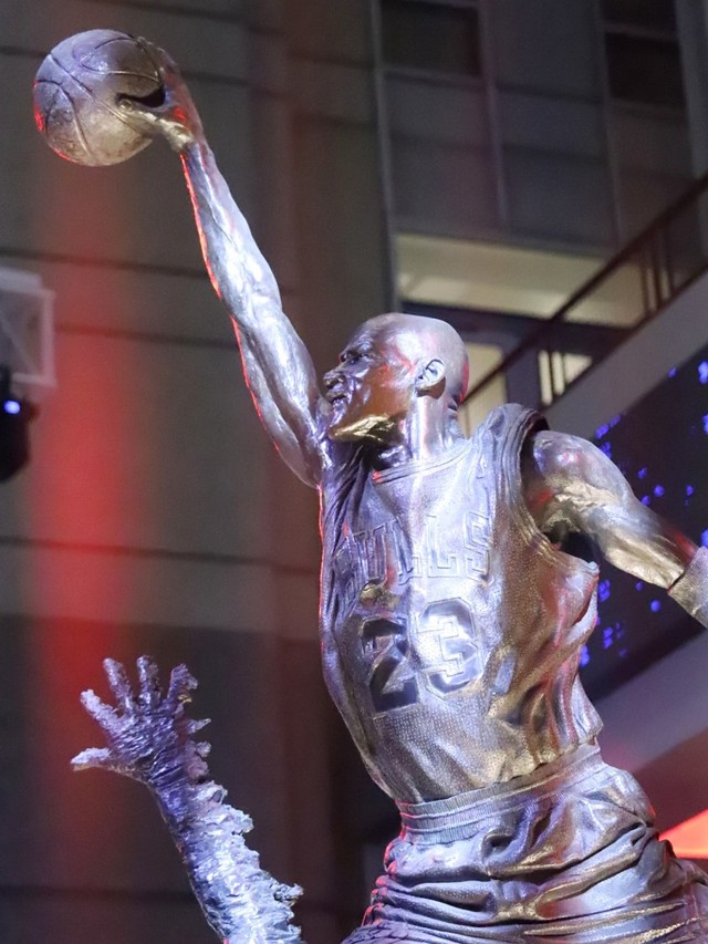 Monumen Michael Jordan di United Center. Foto: Aditia Rizki Nugraha/kumparan 