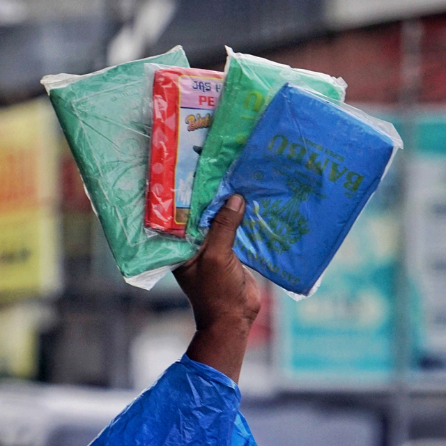 Beragam warna jas hujan plastik dijual di kawasan Pasar Minggu, Jakarta Selatan. Foto: Irfan Adi Saputra/kumparan