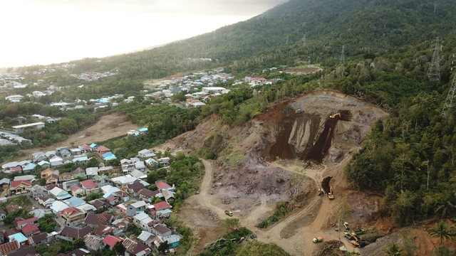 Galian C di Ternate. Tampak titik galian sangat dekat dengan permukiman. Foto: Gustam Jambu/cermat