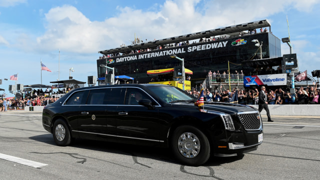 Presiden Amerika Serikat Trump mengelilingi sirkuit nascar dengan mobil kepresidenan. Foto: Mark J. Rebilas-USA TODAY Sports via Reuters