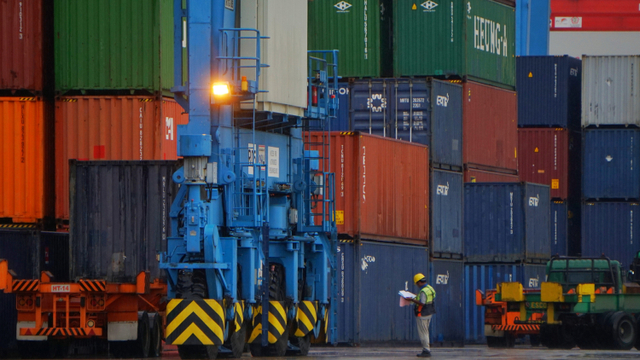 Petugas memantau bongkar muat peti kemas di Terminal 3 Tanjung Priok, Jakarta, Senin (17/2). Foto: Jamal Ramadhan/kumparan