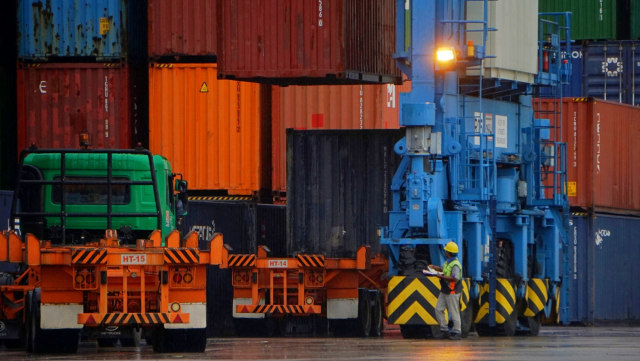 Petugas memantau bongkar muat peti kemas di Terminal 3 Tanjung Priok, Jakarta, Senin (17/2). Foto: Jamal Ramadhan/kumparan
