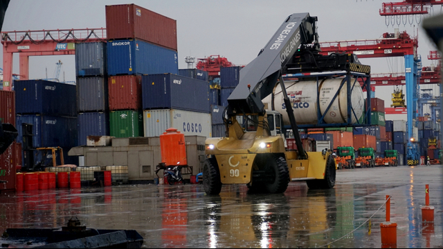 Alat berat mengangkut tangki di Terminal 3 Tanjung Priok, Jakarta. Foto: Jamal Ramadhan/kumparan