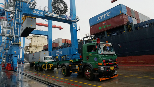 Kontainer yang sedang di bongkar muat di Terminal 3 Tanjung Priok, Jakarta, Senin (17/2). Foto: Jamal Ramadhan/kumparan