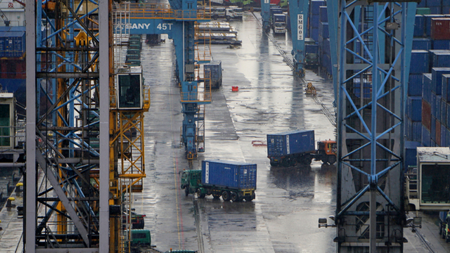 Aktivitas di Terminal 3 Tanjung Priok, Jakarta, Senin (17/2). Foto: Jamal Ramadhan/kumparan