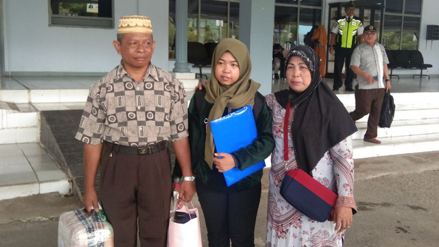 Julita (tengah) bersama kedua orang tuanya. Foto: Moh. Sabran/PaluPoso