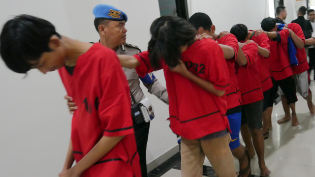 Para tersangka kasus Tawuran di Polres Jakarta Pusat, Selsa (18/2). Foto: Jamal Ramadhan/kumparan