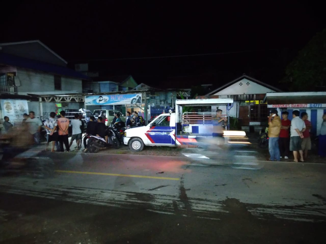 Warga berkumpul di sekitar lokasi kejadian. Foto: Dok Hi!Pontianak