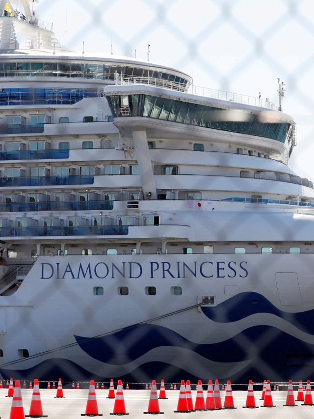 Kapal Diamond Princess yang bersandar di Daikoku Pier Cruise Terminal di Yokohama, selatan Tokyo, Jepang. Foto: REUTERS/Issei Kato