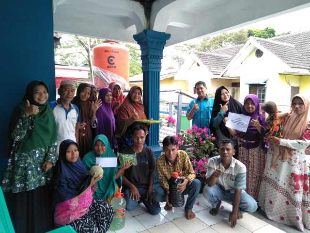 "Rumah Singgah Pasien Hadirkan Budidaya Tanaman Hidroponik untuk Para Pasien" - Pasien peserta budidaya hidroponik RSP IZI Sumut memperlihatkan modul tanaman hidroponik mereka. Dok. IZI