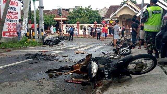 Suasana bentrokan antara pendukung Persebaya dan Arema dalam semifinal Piala Gubenur Jawa Timur 2020 di Kota Blitar, Jawa Timur, Selasa (18/2/2020). Foto: ANTARA/HO-Ach