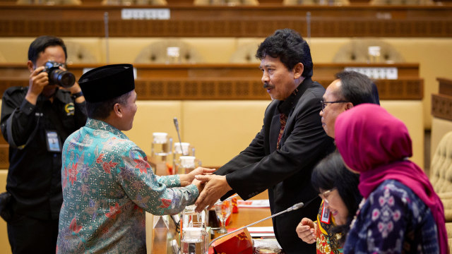 Kepala Badan Pembinaan Ideologi Pancasila (BPIP) Yudian Wahyudi (kanan) berjabat tangan dengan Wakil Ketua Komisi II DPR Arwani Thomafi. Foto: ANTARA FOTO/Dhemas Reviyanto