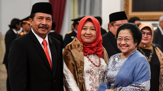 Kepala Badan Pembinaan Ideologi Pancasila (BPIP) Yudian Wahyudi (kiri) didampingi istri, menerima ucapan selamat dari Ketua Dewan Pengarah BPIP Megawati. Foto: ANTARA FOTO/Hafidz Mubarak A