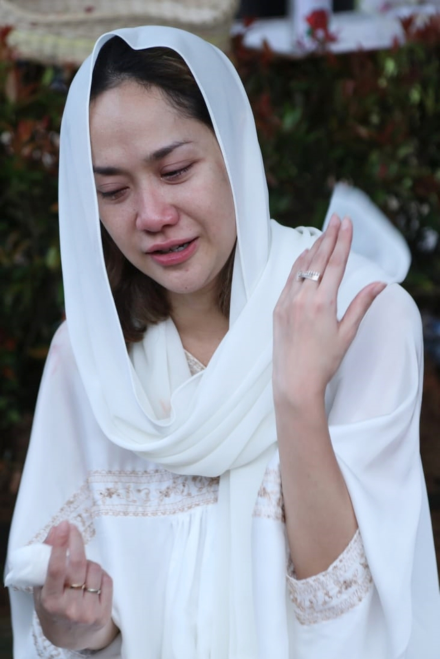 Bunga Citra Lestari berdoa disamping makam Ashraf Sinclair di San Diego Hills Memorial Park and Funeral Homes, Karawang, Selasa (18/2). Foto: Fanny Kusumawardhani/kumparan