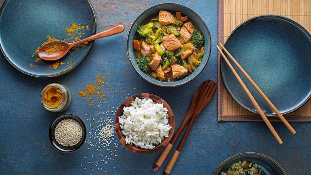 Ilustrasi sajian salmon yang kaya omega-3. Foto: Shutter Stock