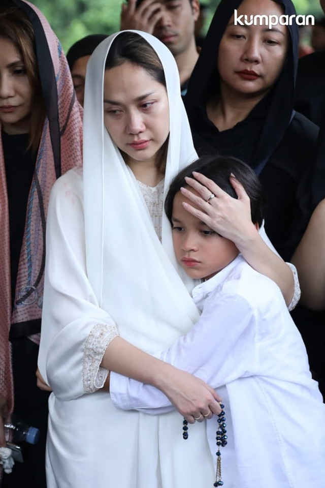 Bunga Citra Lestari memeluk anaknya, Noah Sinclair, saat prosesi pemakaman Ashraf Sinclair di San Diego Hills Memorial Park and Funeral Homes, Karawang. Foto: Fanny Kusumawardhani/kumparan