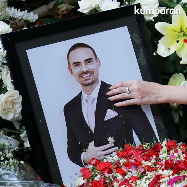 Bunga Citra Lestari memegang foto Ashraf Sinclair di atas makam. Foto: Fanny Kusumawardhani/kumparan
