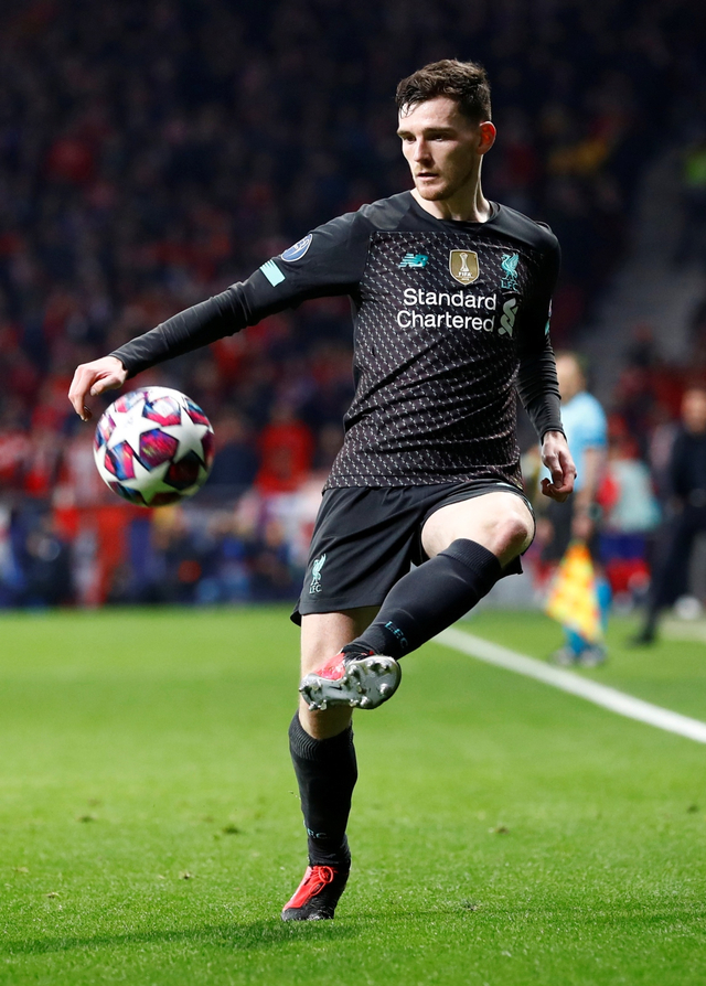 Andrew Robertson beraksi di laga kontra Atletico Madrid. Foto: Reuters/Juan Medina