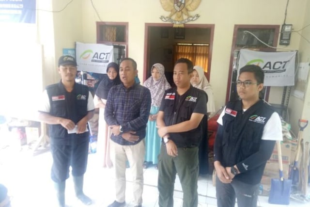 Direktur Komunikasi ACT Lukman Azis Kurniawan (dua dari kanan) Syauqi Muzafar (tiga dari kanan) saat meninjau Desa Lebaksitu yang terdampak bencana banjir bandang dan longsor. 