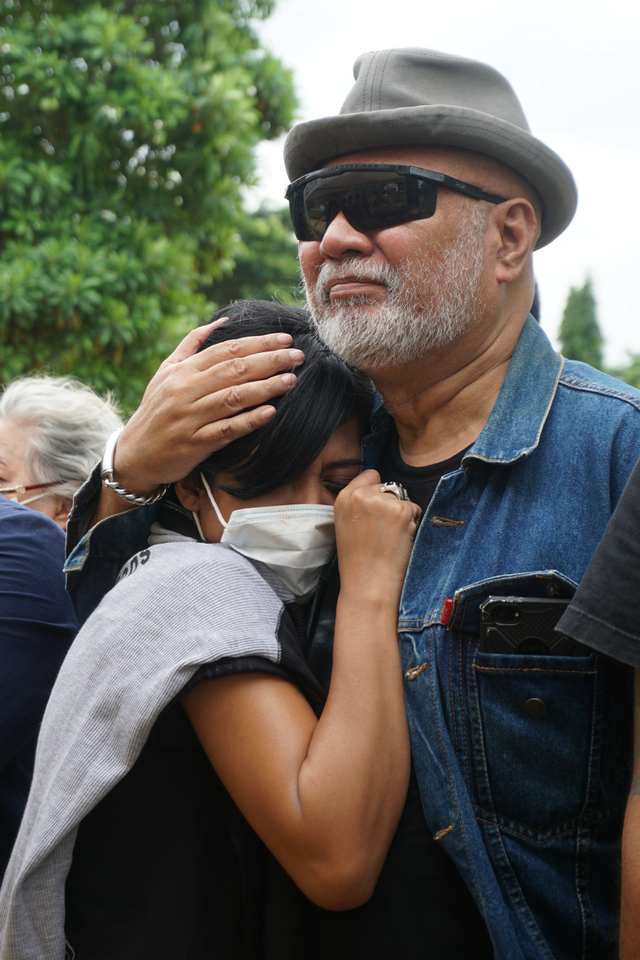Karen Pooroe di lokasi otopsi jenazah anaknya, Zefania Carina, di TPU Tanah Kusir, Jakarta, Rabu (19/2). Foto: Nugroho Sejati/kumparan