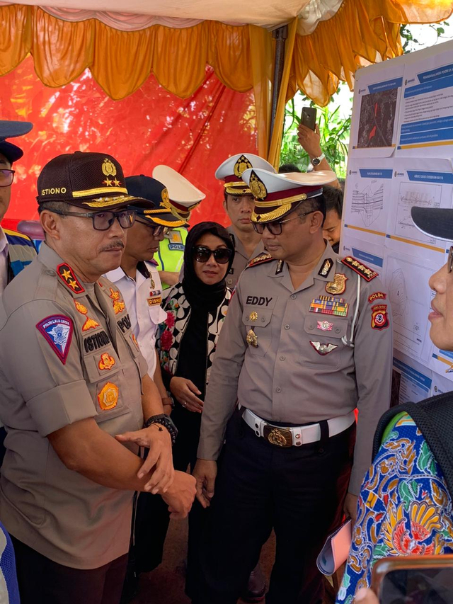 Kakorlantas Irjen Istiono mendengarkan paparan dari petugas Kementrian PUPR. Foto: Mirsan Simamora/kumparan