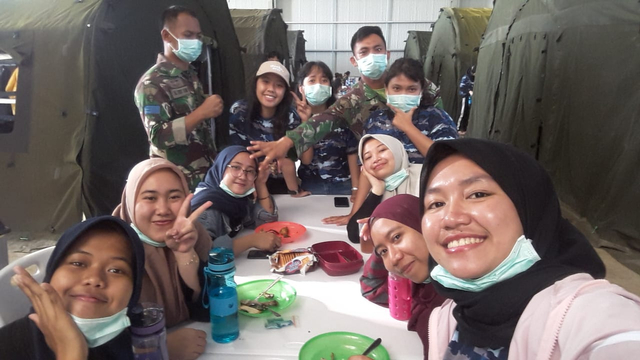 Pramesti (depan-kanan) bersama mahasiswa Unesa di Natuna. Dok. Pribadi