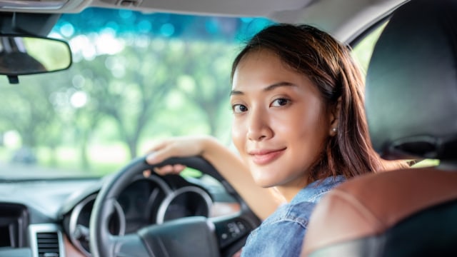 Ilustrasi seorang wanita solo traveling sambil road trip Foto: Shutter Stock