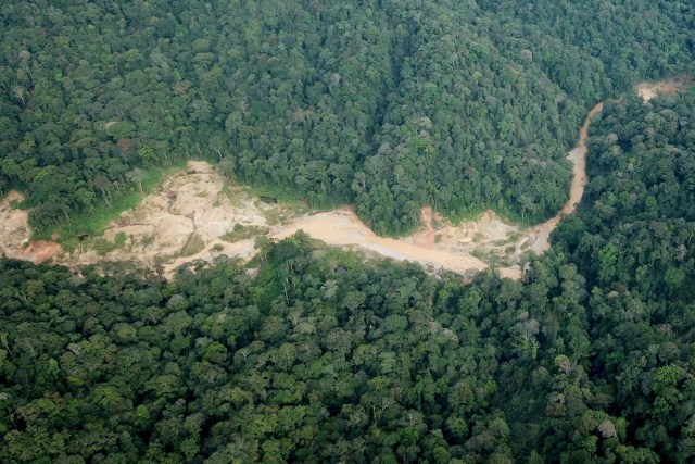 Foto udara area bekas tambang emas ilegal di kawasan hutan lindung Ulu Masen antara Kabupaten Pidie dan Kabupaten Aceh Barat, Aceh, Selasa (18/2/2020). Foto: ANTARA FOTO/Syifa Yulinnas